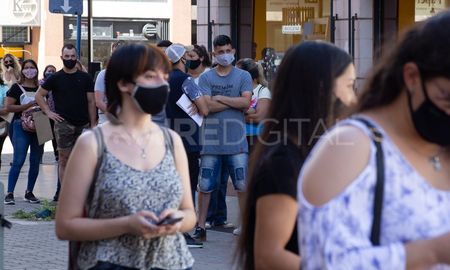 Hace apenas unos días, un comercio céntrico de Santa Fe abrió la posibilidad de contratar personal. La respuesta fue evidente: la fila de interesados llegó hasta dos cuadras. Hace apenas unos días, un comercio céntrico de Santa Fe abrió la posibilidad de contratar personal. La respuesta fue evidente: la fila de interesados llegó hasta dos cuadras.