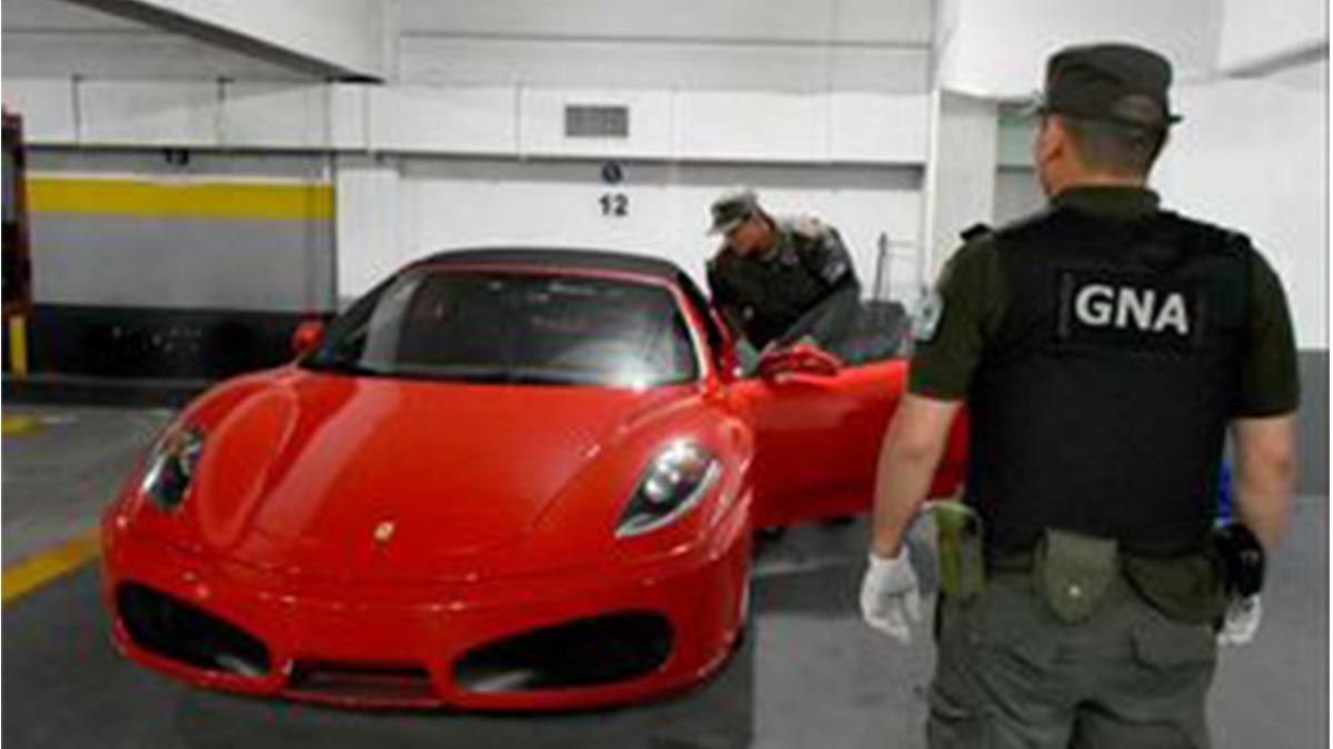 La Ferrari que utilizó Diego Maradona en los 90' figura entre los bienes que compraron los integrantes del Clan Loza.