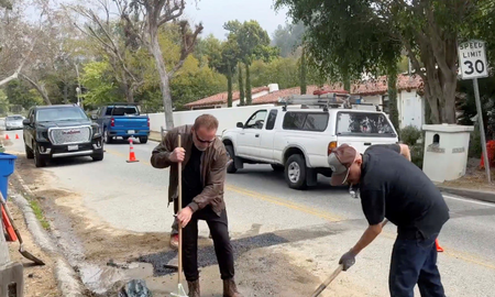 Arnold Schwarzenegger agarró la pala y salió a tapar baches por las calles de California Arnold Schwarzenegger agarró la pala y salió a tapar baches por las calles de California