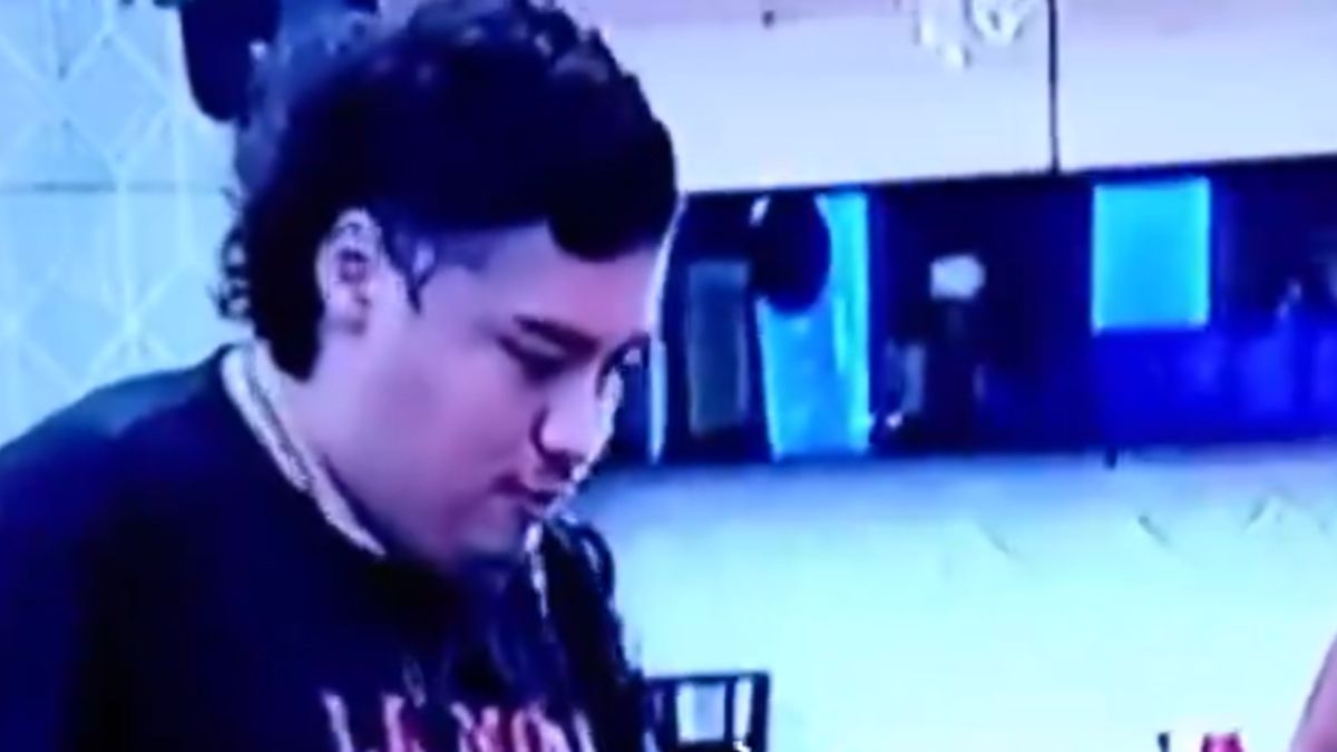 Manzana escupió en la comida de Furia. Manzana escupió en la comida de Furia.