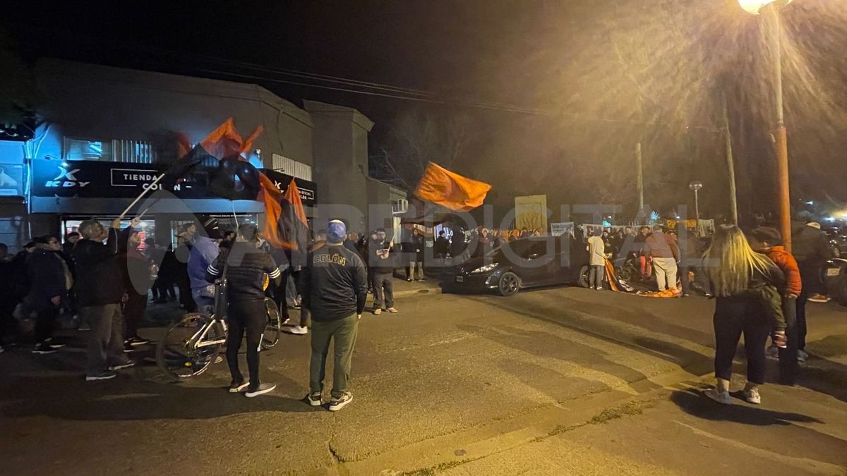 La derrota de Colón ante Tigre hizo explotar el descontento del pueblo sabalero. La derrota de Colón ante Tigre hizo explotar el descontento del pueblo sabalero.