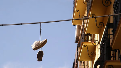 El macabro significado de colgar zapatillas de los cables