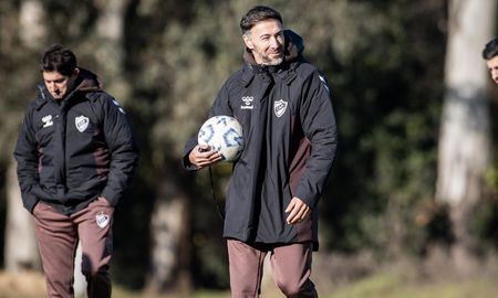 Kily González, a pura sonrisa, en su primer día como entrenador de Platense. Kily González, a pura sonrisa, en su primer día como entrenador de Platense.