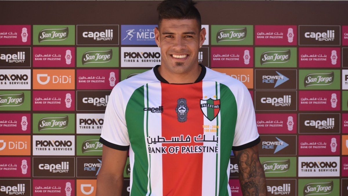 Lucas Acevedo vuelve a Colón tras su paso por Palestino de Chile, donde jugó 24 encuentros y anotó un gol.