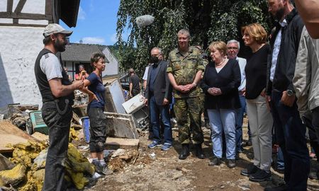 Angela Merkel viajó este domingo a zonas afectadas por las inundaciones en el oeste de su país y calificó de surrealista y fantasmal la devastación que dejó al menos 191 muertos en Alemania y Bélgica. Angela Merkel viajó este domingo a zonas afectadas por las inundaciones en el oeste de su país y calificó de surrealista y fantasmal la devastación que dejó al menos 191 muertos en Alemania y Bélgica.