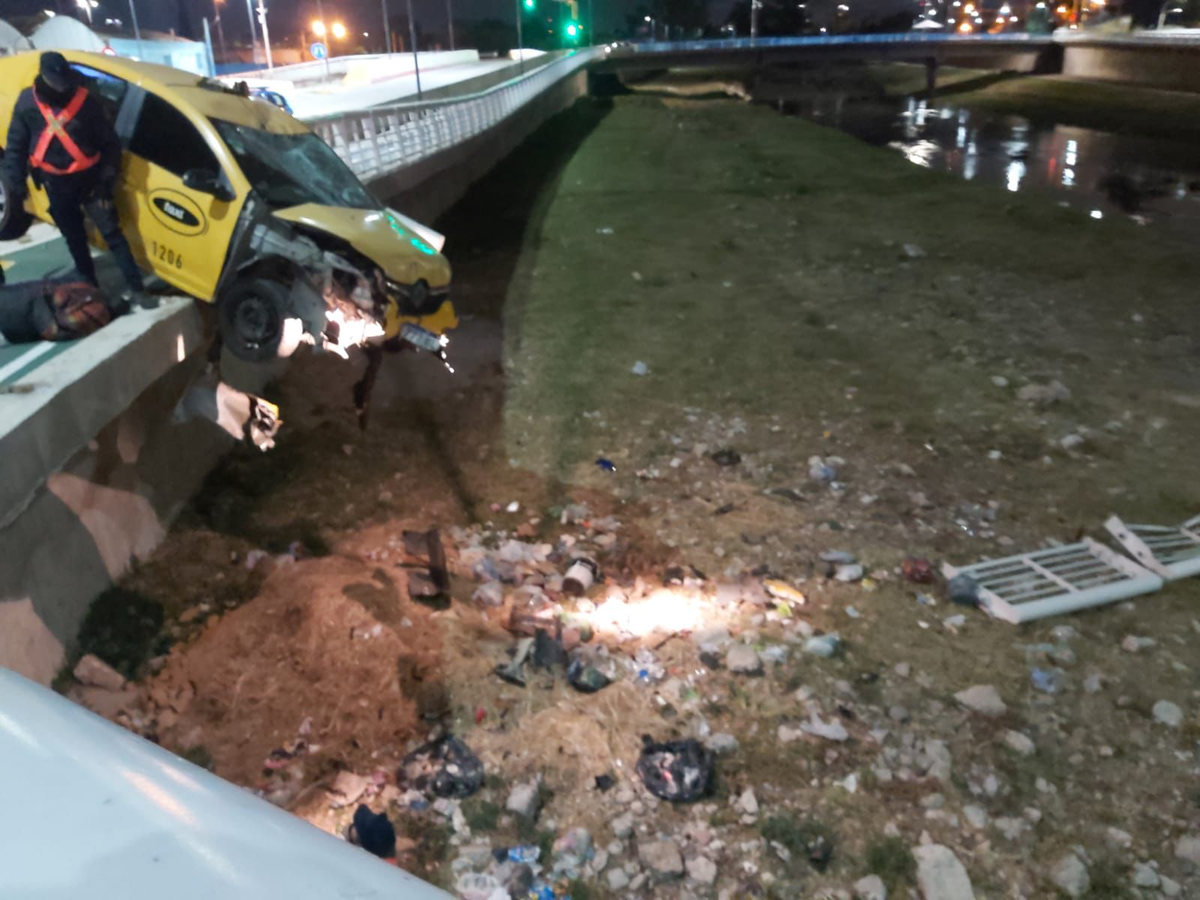 El momento del accidente entre un taxi y una moto en Córdoba