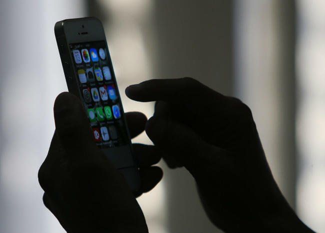 Habilitan el uso del celular dentro de los bancos