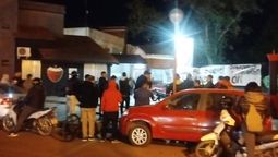 altText(Hinchas de Colón dejaron una bandera con un contundente mensaje)}