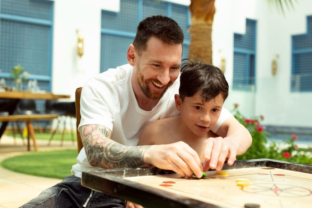 Lionel Messi con Mateo disfrutando de las vacaciones.