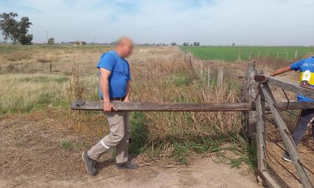El hombre quedó registrado cuando se llevaba los postes del campo cercano a la localidad de Bauer. El hombre quedó registrado cuando se llevaba los postes del campo cercano a la localidad de Bauer.