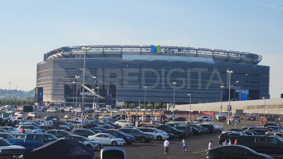 Con un estacionamiento colmado, el MetLife comienza poco a poco a llenarse. Con un estacionamiento colmado, el MetLife comienza poco a poco a llenarse.