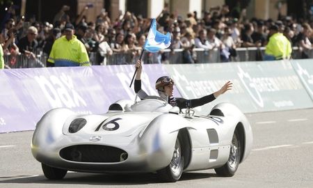 El argentino Franco Colapinto hizo emocionar a los nostálgicos de la Fórmula 1 al girar en la Ciudad de Buenos Aires en la histórica “Flecha de Plata” con la que Juan Manuel Fangio se consagró campeón en 1954 y 1955.