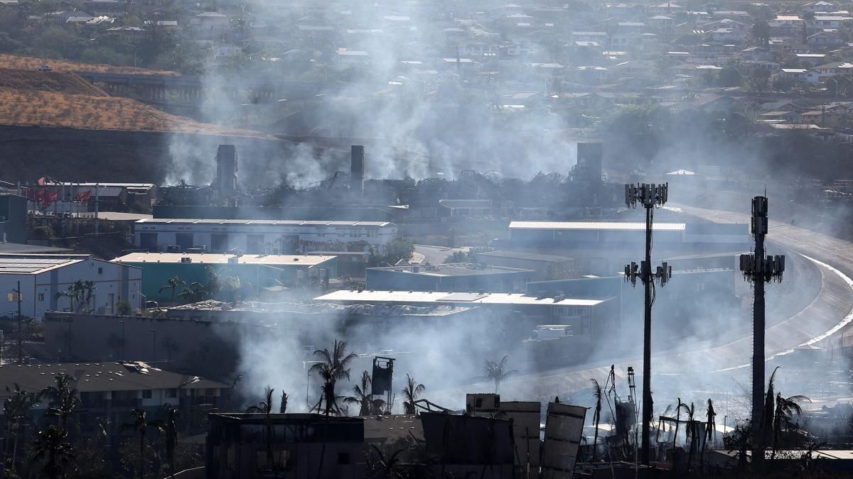 Videos y fotos difundidas en redes sociales muestran las brasas destruyendo la Isla de Maui.