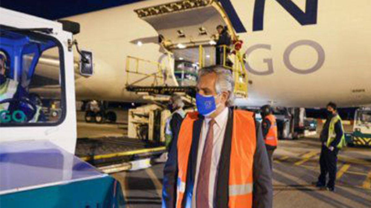 Este lunes, el presidente Alberto Fernández recibió en Ezeiza el nuevo cargamento de vacunas de AstraZeneca.