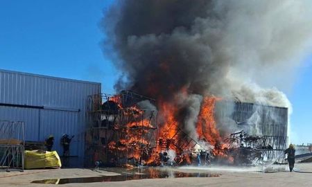 El incendio se desató en un depósito con materiales inflamables y fue controlado por Bomberos. El incendio se desató en un depósito con materiales inflamables y fue controlado por Bomberos.