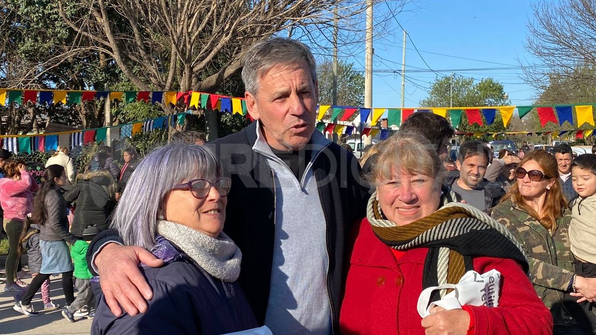 El intendente de la ciudad, Emilio Jatón, recorrió la inauguración y habló con los vecinos.