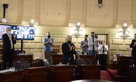 Mientras fiscales del MPA intentan invetigar a un miembro del Senado por posibles delitos, la Cámara alta aprobó la creación de una comisión para investigar a los fiscales. Mientras fiscales del MPA intentan invetigar a un miembro del Senado por posibles delitos, la Cámara alta aprobó la creación de una comisión para investigar a los fiscales.