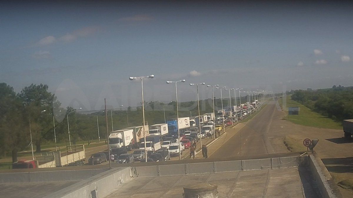 Un camión sufrió un desperfecto mecánico dentro del Túnel Subfluvial y generó complicaciones en ambas manos del corredor.