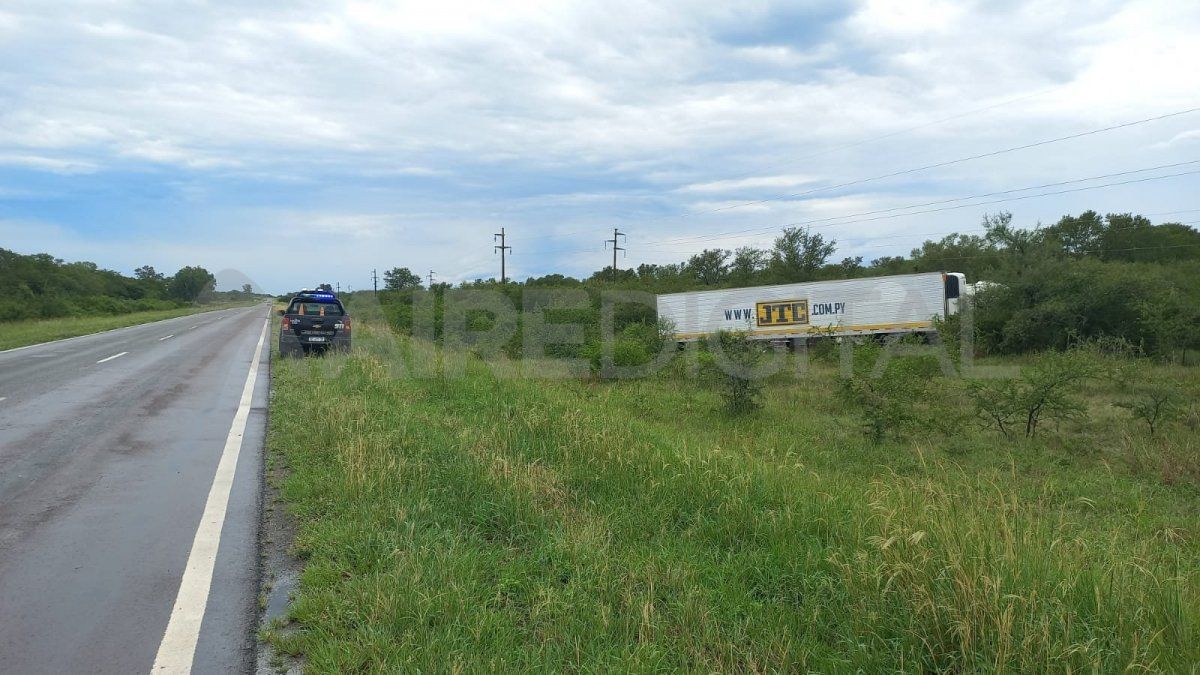 El camión también quedó en la banquina de la ruta nacional 11.