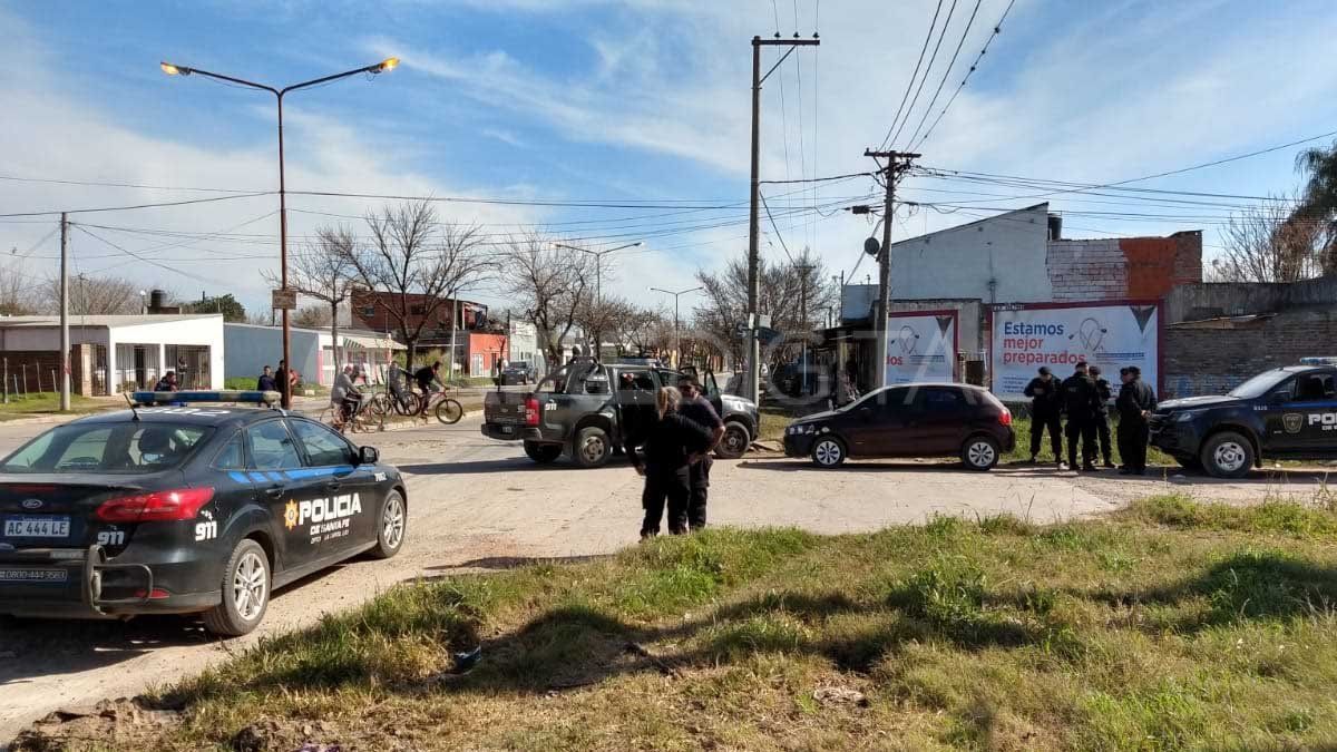 En inmediaciones de&nbsp;Hugo Wast y Hermano Figueroa qued&oacute; el auto en el que se trasladaban los tres j&oacute;venes que desataron una balacera