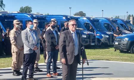El ministro de Seguridad de Santa Fe, Jorge Lagna, durante el acto de presentación de móviles policiales que se abocarán, sobre todo, al Gran Santa Fe y el Gran Rosario. El ministro de Seguridad de Santa Fe, Jorge Lagna, durante el acto de presentación de móviles policiales que se abocarán, sobre todo, al Gran Santa Fe y el Gran Rosario.