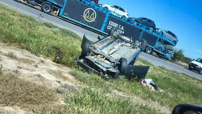 Fuerte accidente en la Autopista Rosario - Santa Fe: un auto volcó y golpeó a un camión que circulaba en sentido contrario