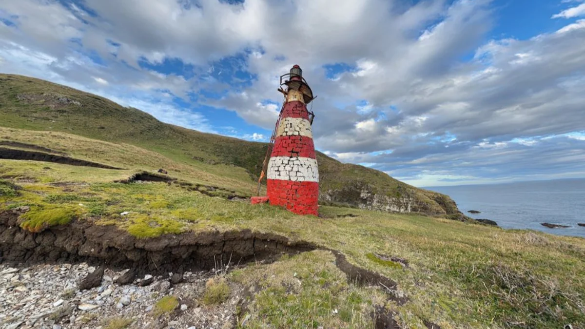 Aunque el famoso Faro Les Éclaireurs es el más conocido turísticamente y se le llama erróneamente del Fin del Mundo, el Faro Cabo San Pío marca el punto más austral del país continental y es un hito histórico.