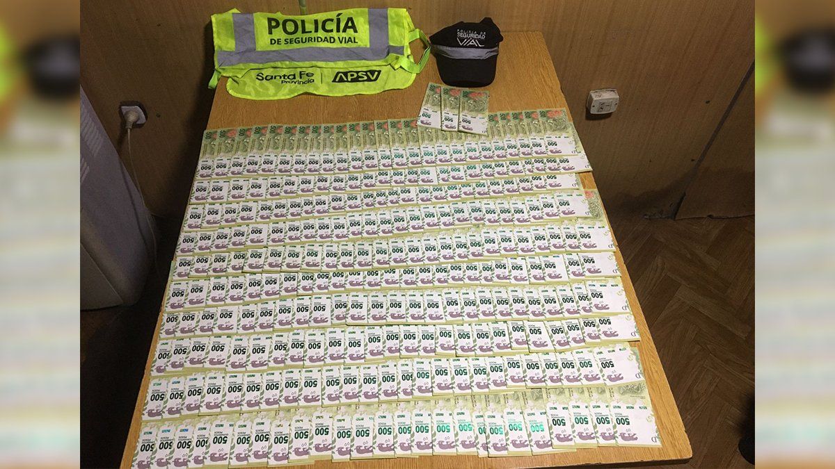 La policía de Seguridad Vial encontró los billetes adulterados en una mochila en el baúl del auto