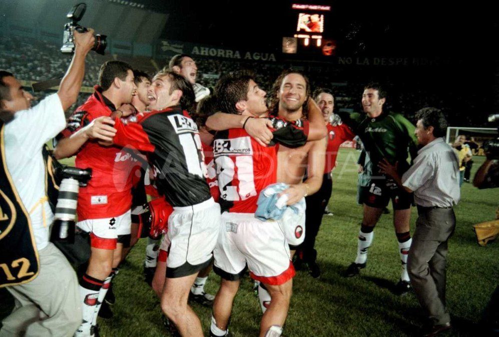 Los jugadores de Colón festejan el pase a los Octavos de Final de la Copa Libertadores de 1998. Disputó la fase de grupos con Sporting Cristal (vigente subcampeón) Los jugadores de Colón festejan el pase a los Octavos de Final de la Copa Libertadores de 1998. Disputó la fase de grupos con Sporting Cristal (vigente subcampeón)