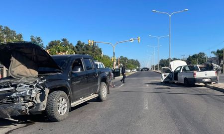 Dos camioneras sufrieron importantes daños tras un fuerte choque en ruta 1, a la altura de calle Los Algarrobos. Dos camioneras sufrieron importantes daños tras un fuerte choque en ruta 1, a la altura de calle Los Algarrobos.