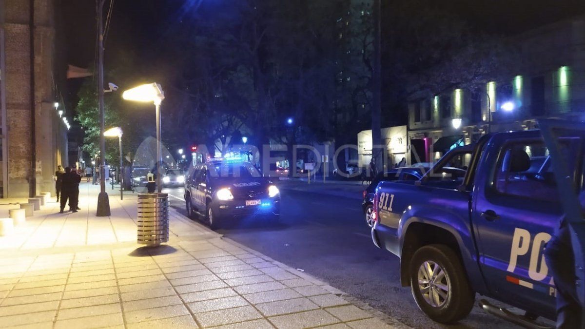 Los móviles policiales recorrieron Bulevar Pellegrini y Bulevar Gálvez.
