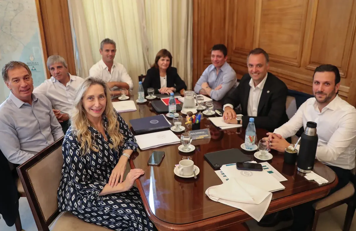 La mesa política del Gobierno nacional se reunió en un cónclave extenso de más de dos horas, en medio de tensiones internas, y que tuvo el protagonismo de Manuel Adorni.