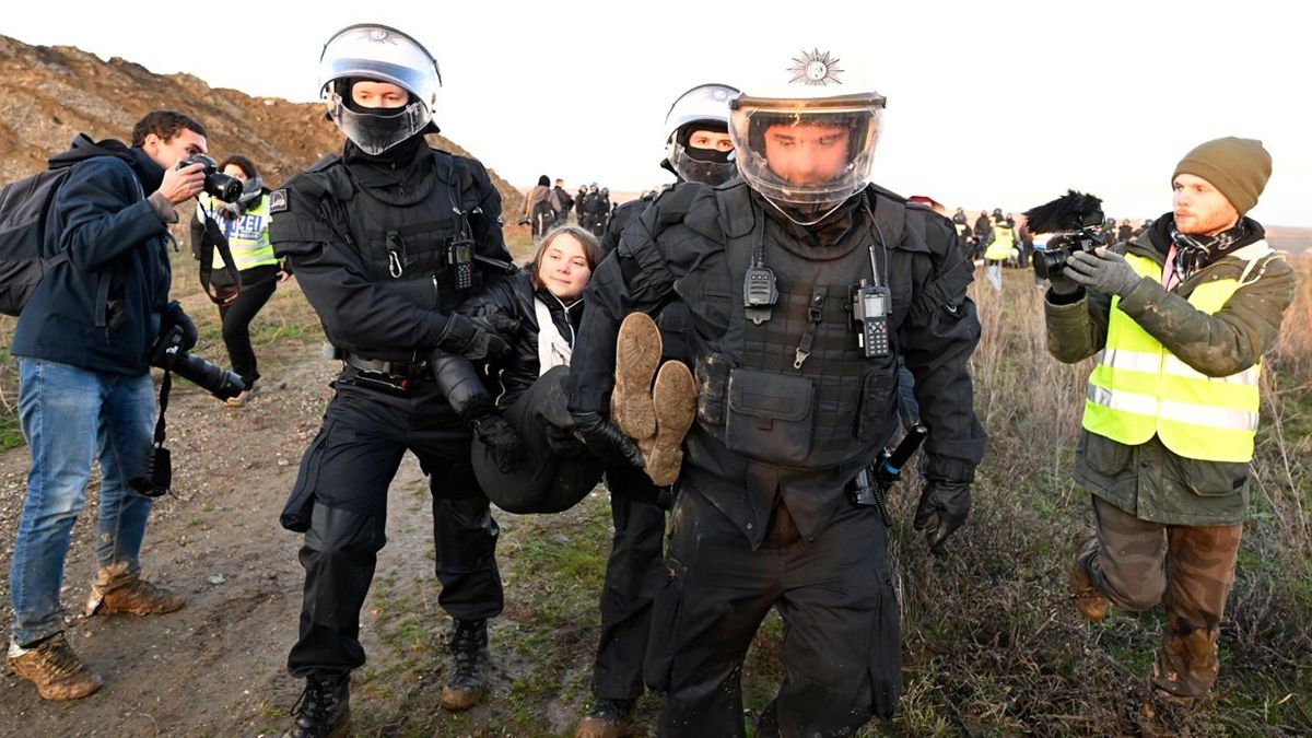 Imágenes muestran a la activista cuando es evacuada por las fuerzas de seguridad cerca del pueblo de Lützerath