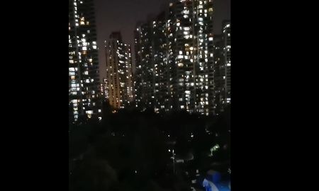 Circulan impactantes imágenes de los chinos gritando desde sus rascacielos en Shanghái. Circulan impactantes imágenes de los chinos gritando desde sus rascacielos en Shanghái.