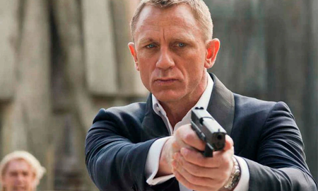 Esta nueva historia nos lleva varios años después de los sucesos de “Spectre”, cuando 007 capturó a Blofeld (Christoph Waltz) y se alejó del MI6. Esta nueva historia nos lleva varios años después de los sucesos de “Spectre”, cuando 007 capturó a Blofeld (Christoph Waltz) y se alejó del MI6.