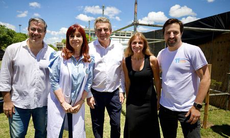 La expresidenta de la Nación y actual titular del Partido Justicialista, Cristina Kirchner, estuvo este sábado en la provincia de Santa Fe. La expresidenta de la Nación y actual titular del Partido Justicialista, Cristina Kirchner, estuvo este sábado en la provincia de Santa Fe.
