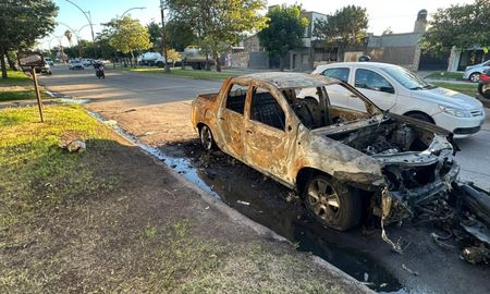 El auto se prendió fuego el 25 de febrero y sigue abandonado en avenida Peñaloza de Santa Fe. El auto se prendió fuego el 25 de febrero y sigue abandonado en avenida Peñaloza de Santa Fe.