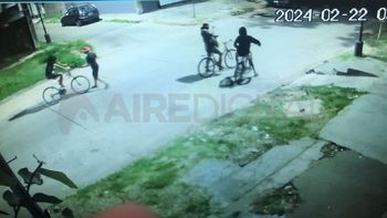 Video: así cinco delincuentes se robaron de un garage tres bicicletas y una moto en el barrio María Selva