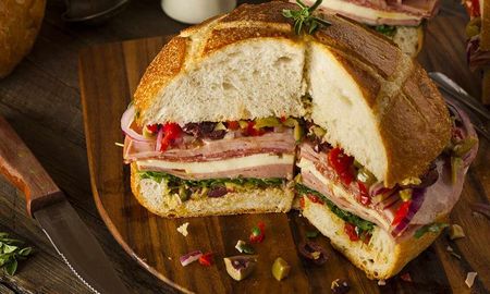 El pan muffuletta es un ícono del Mardi Gras en Nueva Orleans. El pan muffuletta es un ícono del Mardi Gras en Nueva Orleans.
