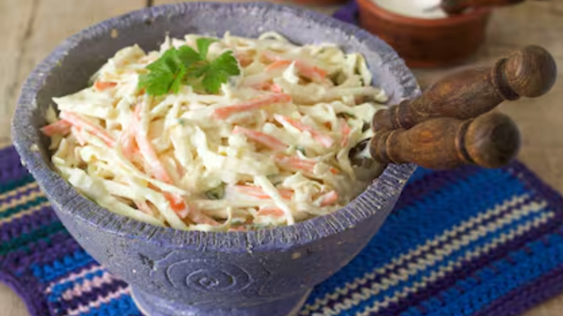 El coleslaw casero se conserva en la heladera hasta 2 días y es perfecto para acompañar hamburguesas, pollo frito, costillas o sandwiches.