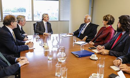El presidente electo, Alberto Fernández, recibió esta tarde en sus oficinas al embajador de los Estados Unidos, Edward C. Prado, y a funcionarios de la embajada norteamericana. El presidente electo, Alberto Fernández, recibió esta tarde en sus oficinas al embajador de los Estados Unidos, Edward C. Prado, y a funcionarios de la embajada norteamericana.