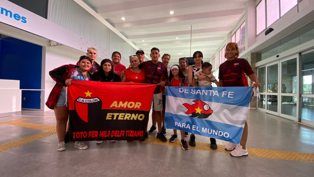 Toto Iñiguez representa a Colón y a Argentina en los premios FIFA The Best afición. Toto Iñiguez representa a Colón y a Argentina en los premios FIFA The Best afición.