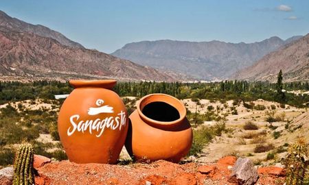 La gastronomía típica de Villa Sanagasta incluye empanadas picantes, dulces de higo y vinos torrontés locales, una experiencia auténtica. La gastronomía típica de Villa Sanagasta incluye empanadas picantes, dulces de higo y vinos torrontés locales, una experiencia auténtica.