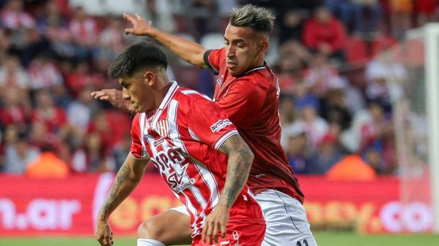 Lautaro Vargas con la camiseta de Unión, disputando ante Rodrigo Atencio de Central Córdoba.