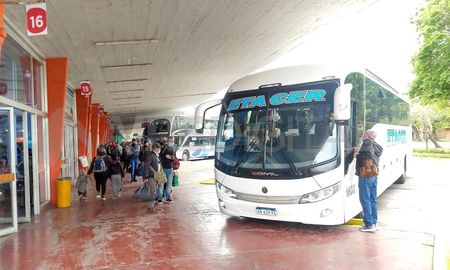 Largas filas para ir a Paraná este viernes. Largas filas para ir a Paraná este viernes.