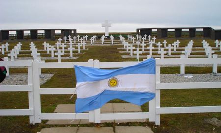 Los restos identificados se encuentran en una tumba colectiva en el cementerio de Darwin. Los restos identificados se encuentran en una tumba colectiva en el cementerio de Darwin.