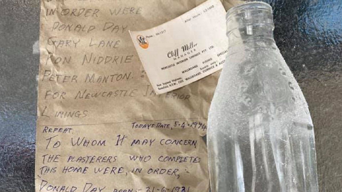 Descubrió en su casa un mensaje de hace 47 años escondido en una botella detrás de la pared.