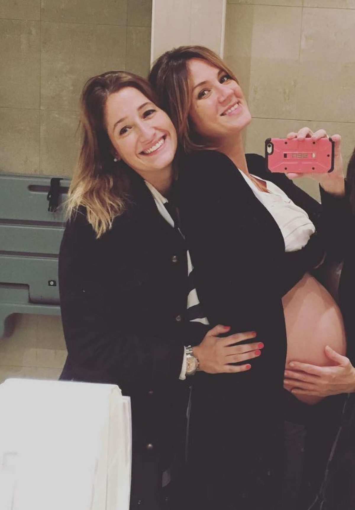 Paula Chaves embarazada por primera vez posa con su amiga Lina.&nbsp;