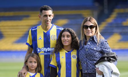Ángel Di María junto a su esposa y sus hijas en la cancha que lo vio nacer. Ángel Di María junto a su esposa y sus hijas en la cancha que lo vio nacer.