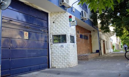 Los ladrones ingresaron a una vivienda lindera, redujeron a una familia y tras romper a mazazos una pared entraron a la firma Brinks ubicada en Presidente Roca al 2700. Los ladrones ingresaron a una vivienda lindera, redujeron a una familia y tras romper a mazazos una pared entraron a la firma Brinks ubicada en Presidente Roca al 2700.